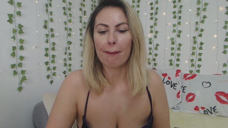 CARRMIYNA's Streamate show and profile