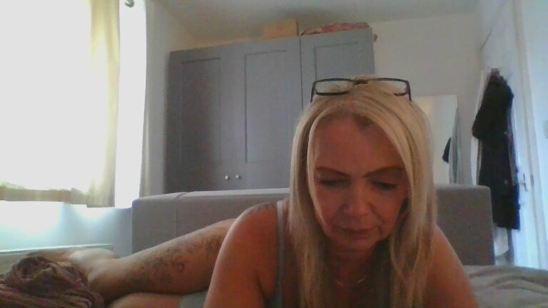 Elly49's Streamate show and profile